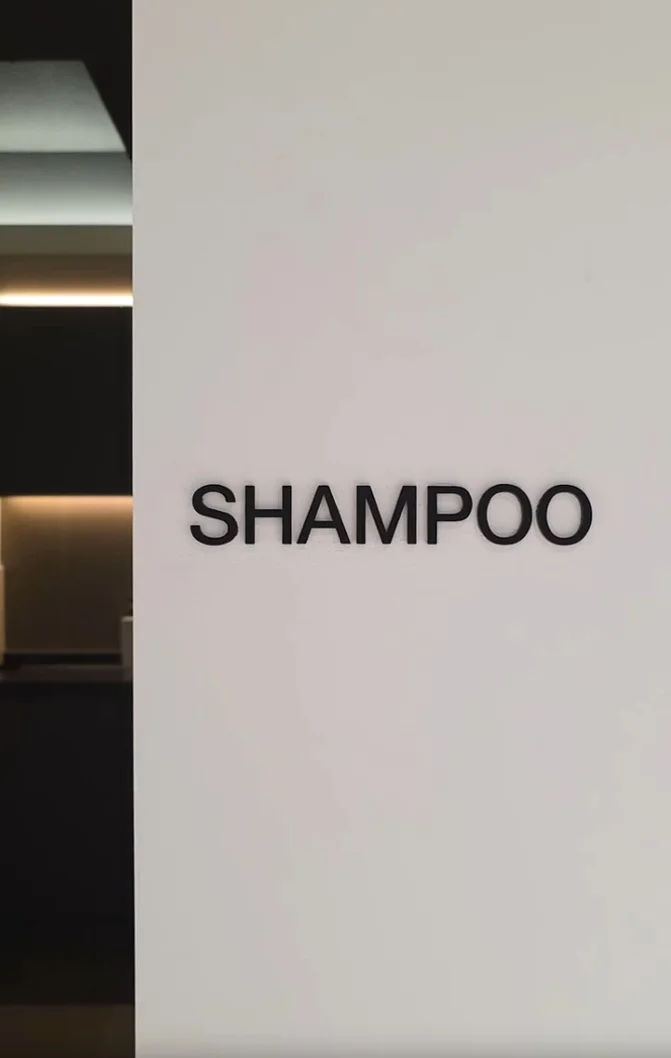 샴푸실 입구 벽에 적힌 SHAMPOO 표기