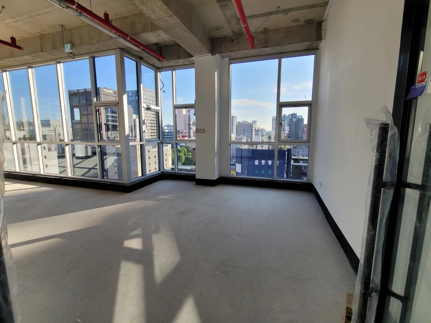 여러 방향의 창과 기둥이 보이는 실측 공간