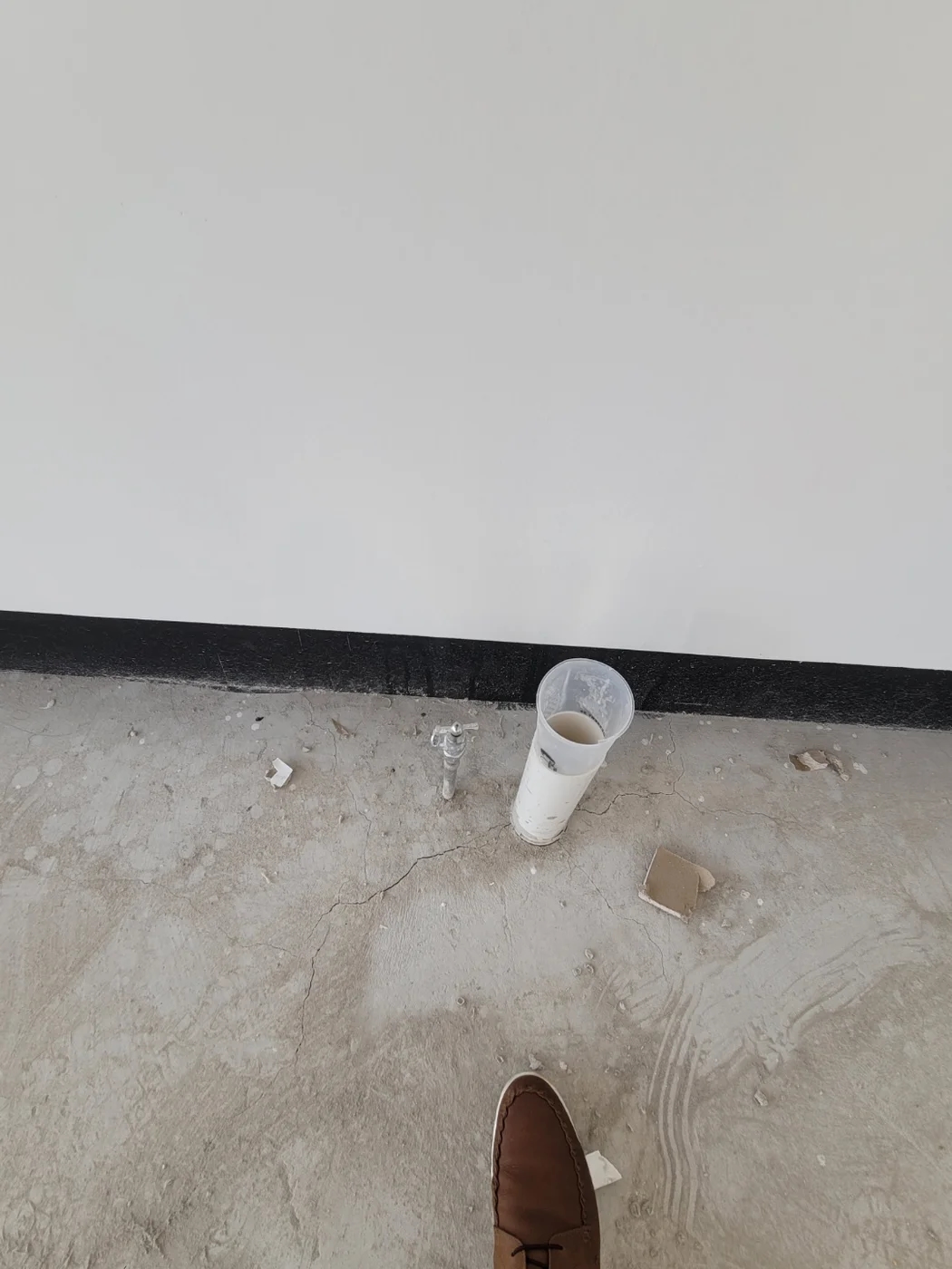 기존 바닥 위로 나온 배관 연결 부위