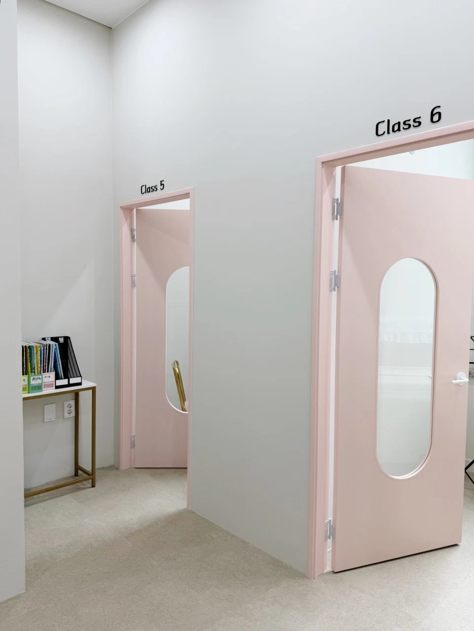 Class 5와 Class 6 표지가 붙은 두 음악학원 레슨실 문과 그 앞 통로