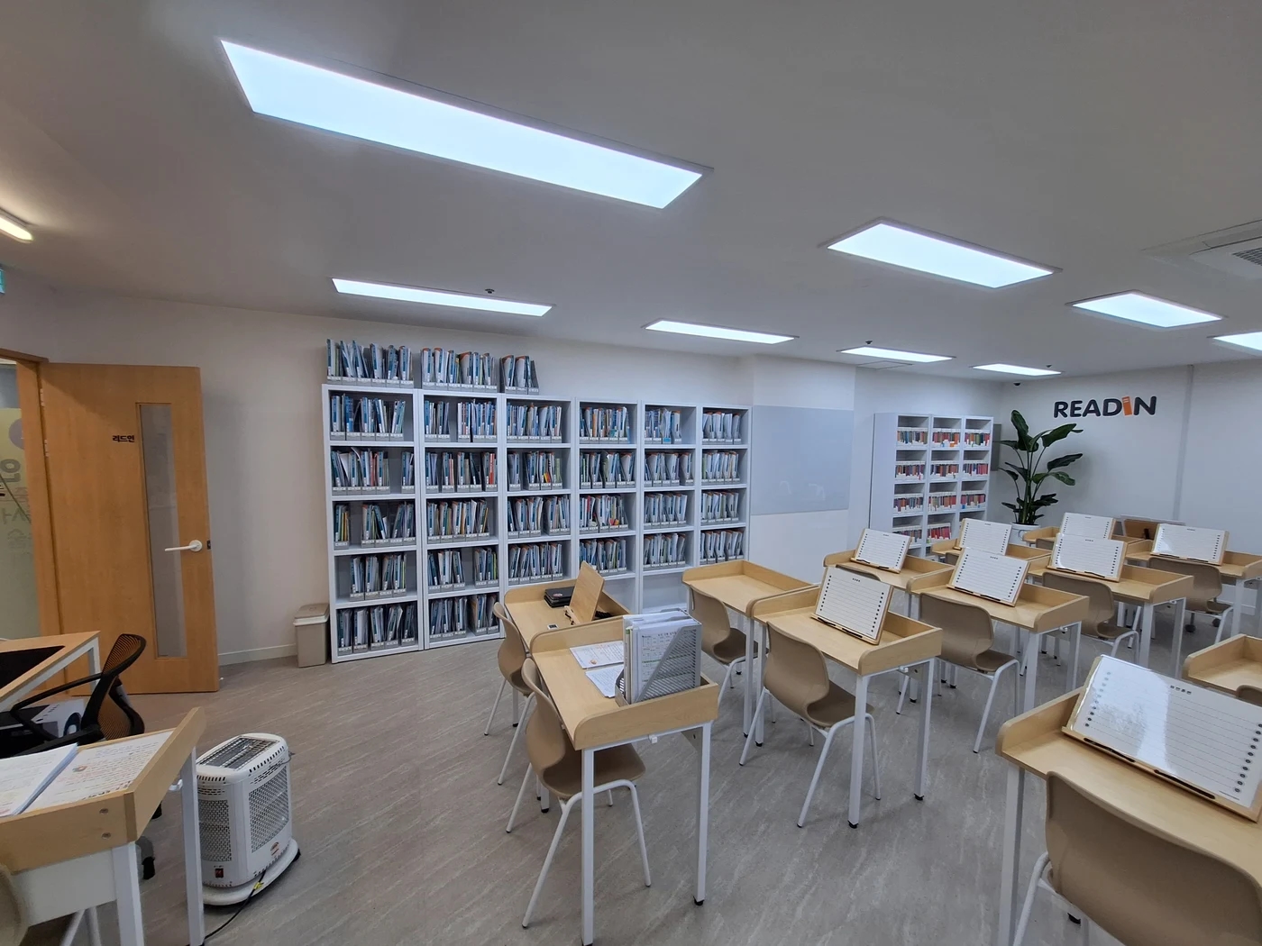 벽면 서가와 가운데 수업 책상을 다른 각도에서 본 독서논술학원 교실