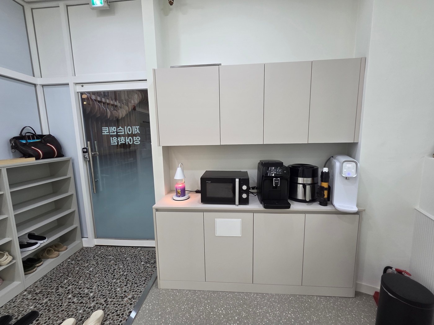 전자레인지와 커피 기기를 둔 벽면 수납장